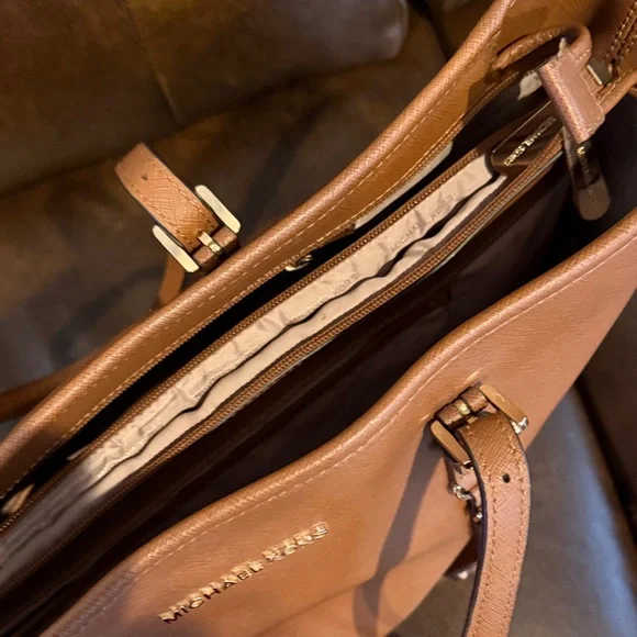 Michael Kors Jet Set Leather Multi functionTote (handles have some fraying) - Picture 7 of 9